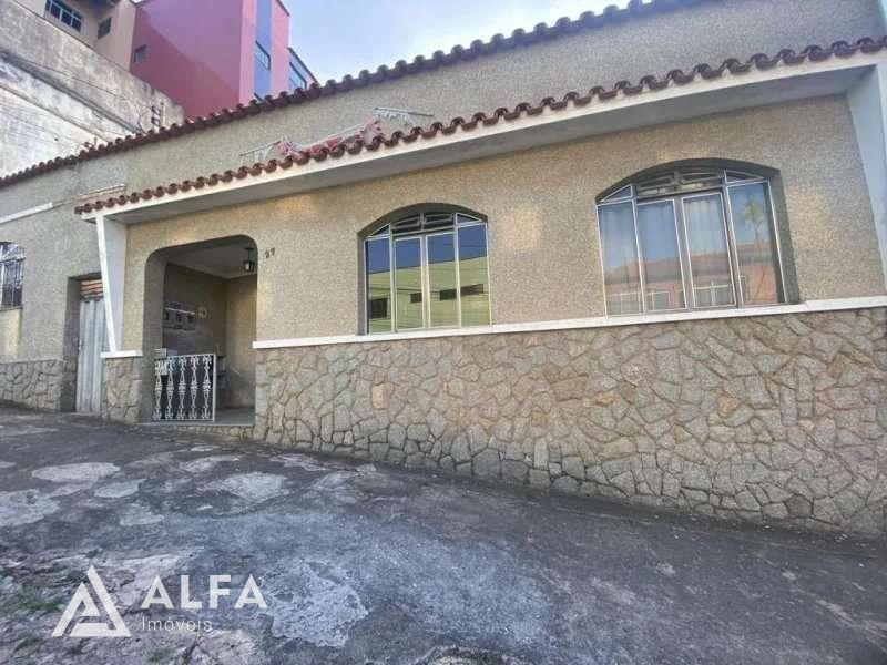 Grande Casa com Três Kitnets - Alfa Imóveis