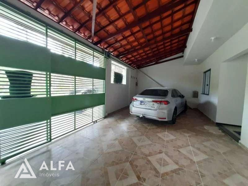 Casa espaçosa de 3 dormitórios, suíte com varanda e duas vagas de garagem, localizada no bairro Caiçaras em Barbacena - Alfa Imóveis
