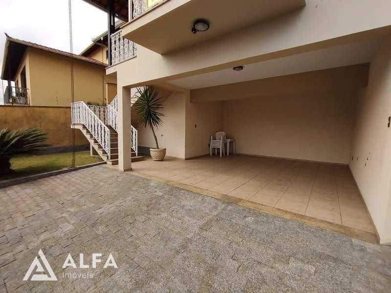 Casa Sofisticada com Espaços de Lazer