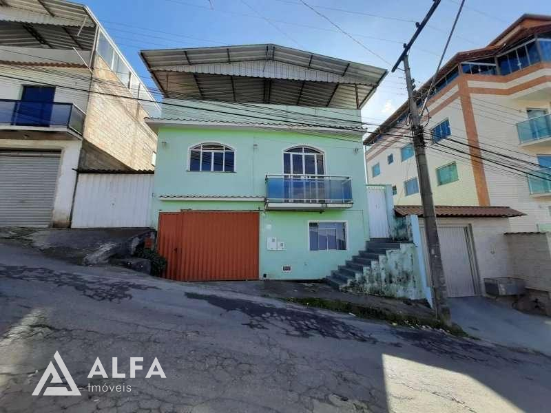Casa aconchegante com cozinha com armários planejados, terraço amplo coberto e uma vaga de garagem localizado no bairro Santa Efigênia em Barbacena - Alfa Imóveis