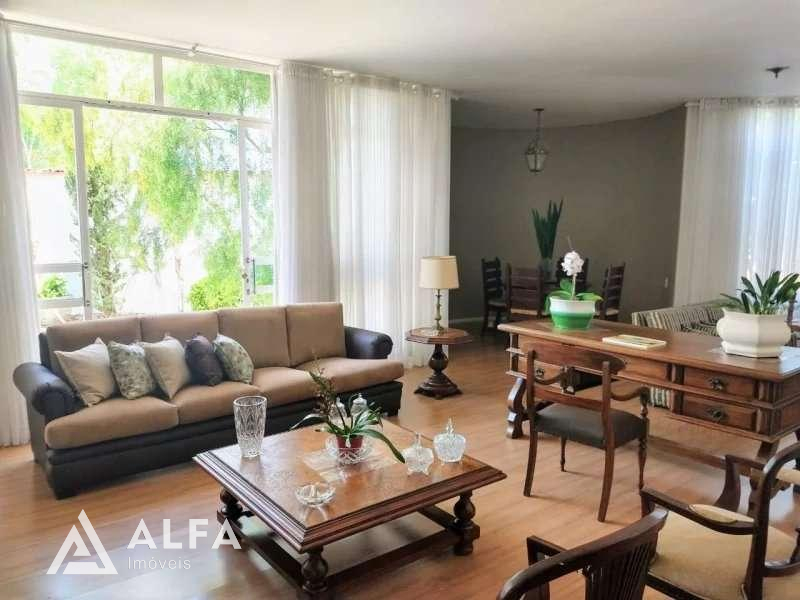 Confira esta linda casa em bairro tradicional de Barbacena/MG - Mansões!