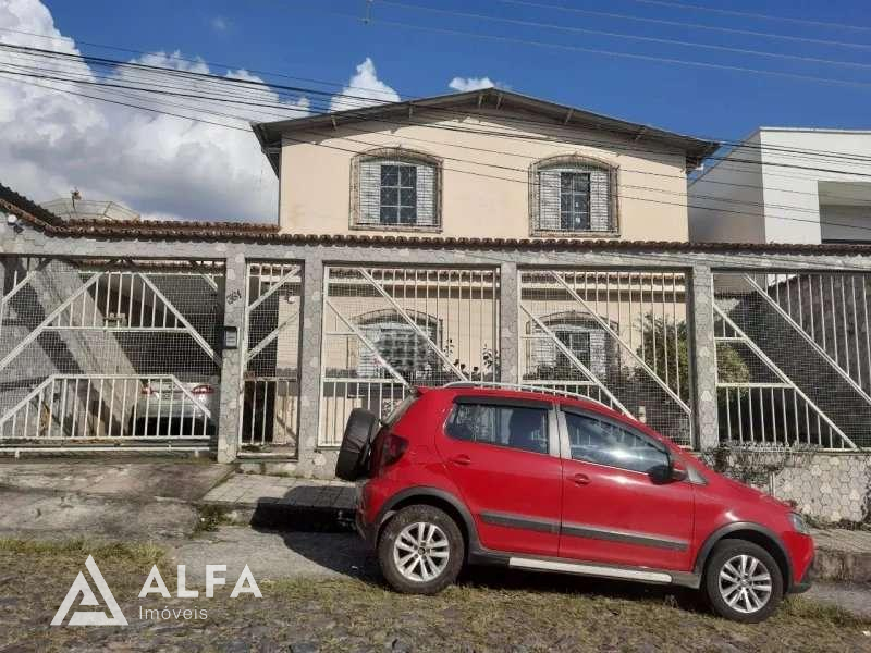 Charmosa casa de dois andares com câmera de segurança e seis dormitórios em bairro tranquilo de Barbacena/MG