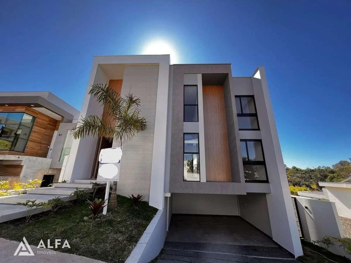 Conforto e Estilo em Dois Andares: Casa com 4 Dormitórios, 2 Suítes em Condomínio Fechado!