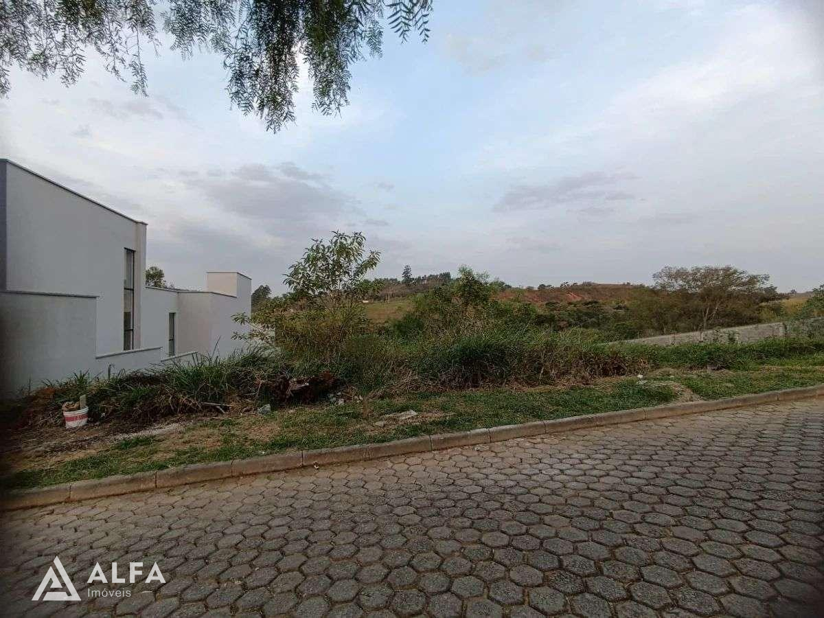 Construa a Casa dos Seus Sonhos: Lote de 940m² em Condomínio Fechado